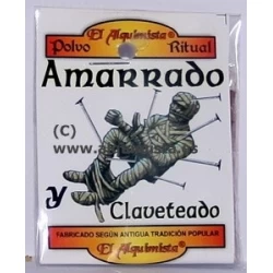 Polvo amarrado y claveteado